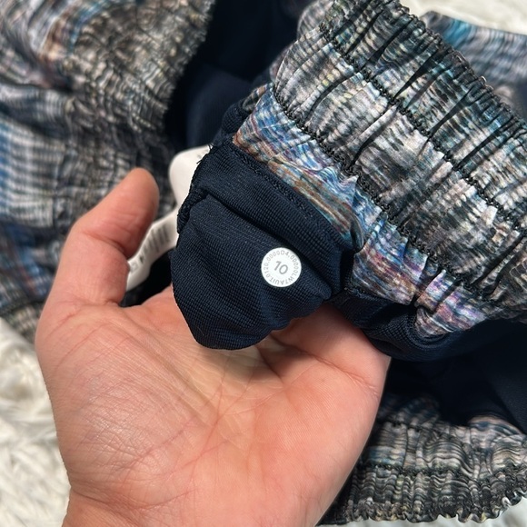 Lululemon Hotty Hot Short *Long 4" Digital Oasis Grey Multi / True Navy - Picture 4 of 6